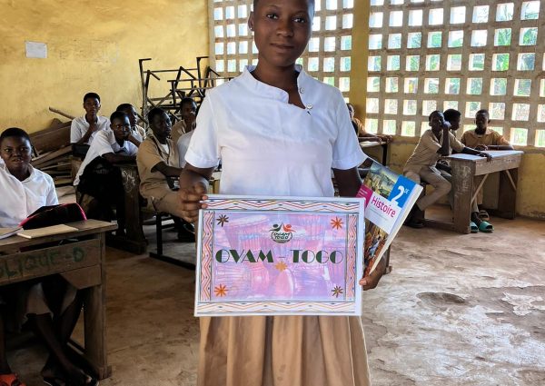 SOUTIEN SCOLAIRE ET DISTRIBUTION DE LIVRES AUX ELEVES