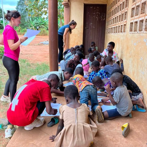 RETOUR EN IMAGES SUR NOTRE MISSION DE RÉNOVATION, DE SOUTIEN SCOLAIRE ET D’ACTIVITÉS AVEC LES ENFANTS