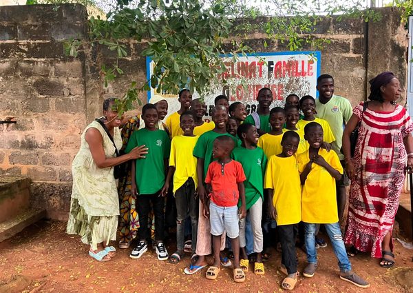 DON DE KITS SCOLAIRES À L’ORPHELINAT FAMILLE GLORIEUSE