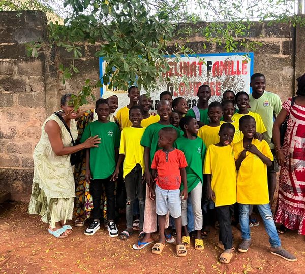DON DE KITS SCOLAIRES À L’ORPHELINAT FAMILLE GLORIEUSE